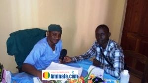 Notre reporter Oumar M'Boh avec Dr Mamadou Diallo fondateur de la clinique Sira